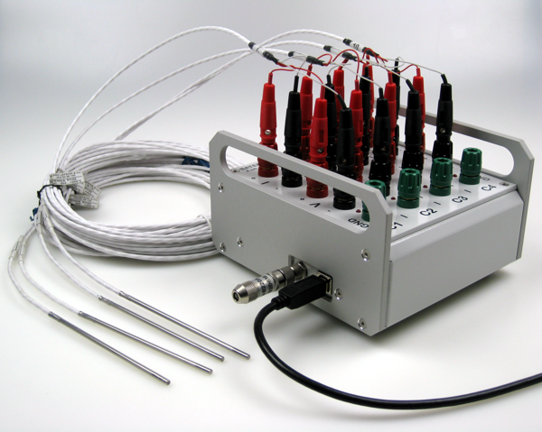 UT-ONE S04A with connected four Pt100 probes and Ambient probe