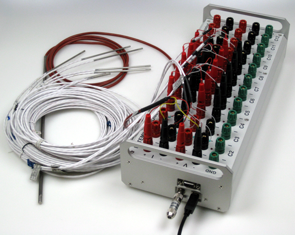 UT-ONE S12A  with reference Pt100 probe and seven Pt100 probes, units under calibration test