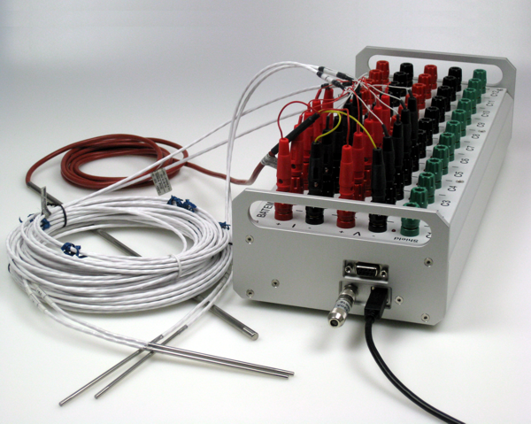 UT-ONE S12B  with reference Pt100 probe and four Pt100 probes, units under calibration test